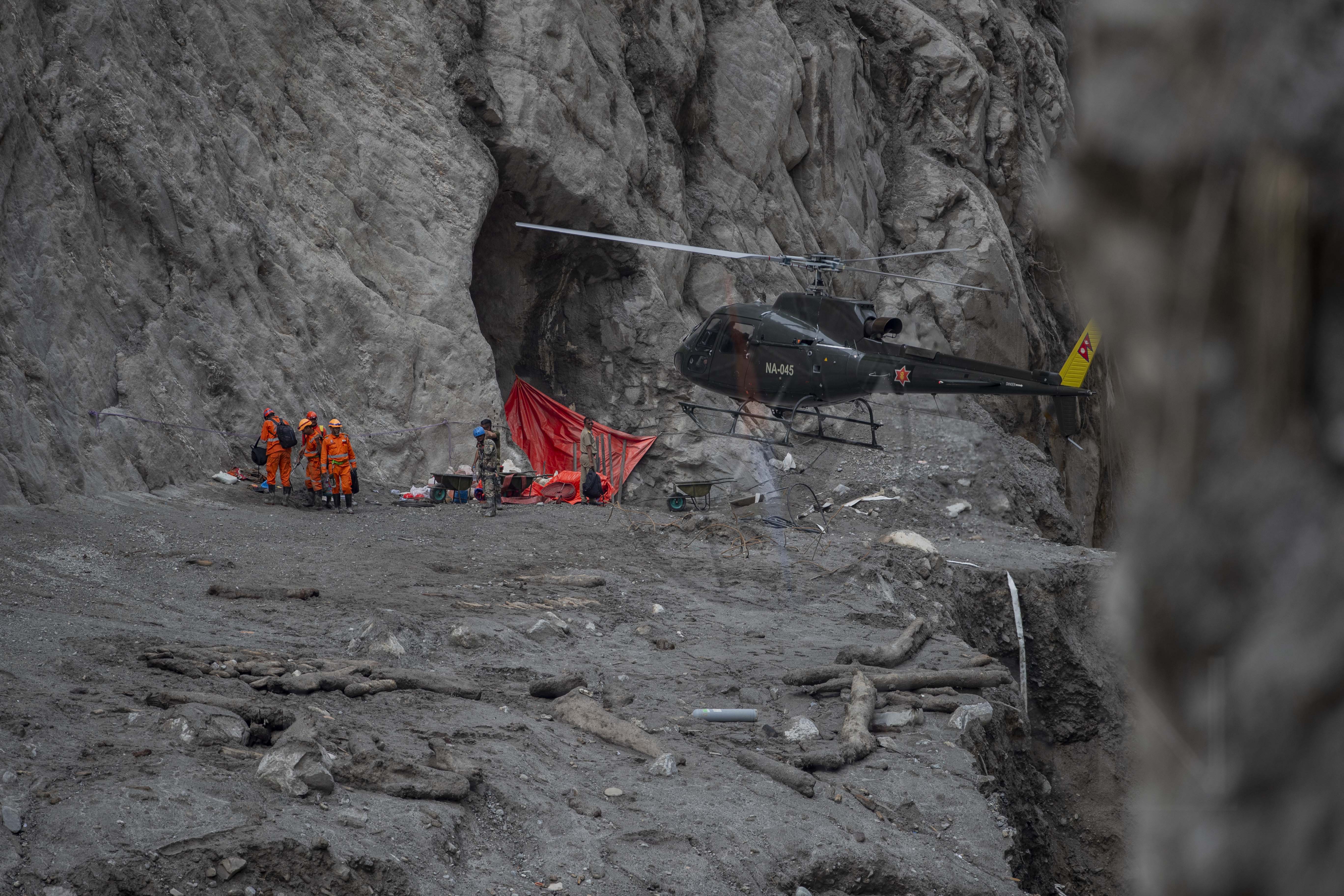 CLK_0436 Rescue team getting heli lifted from chilime hydropower station near sybrobesi